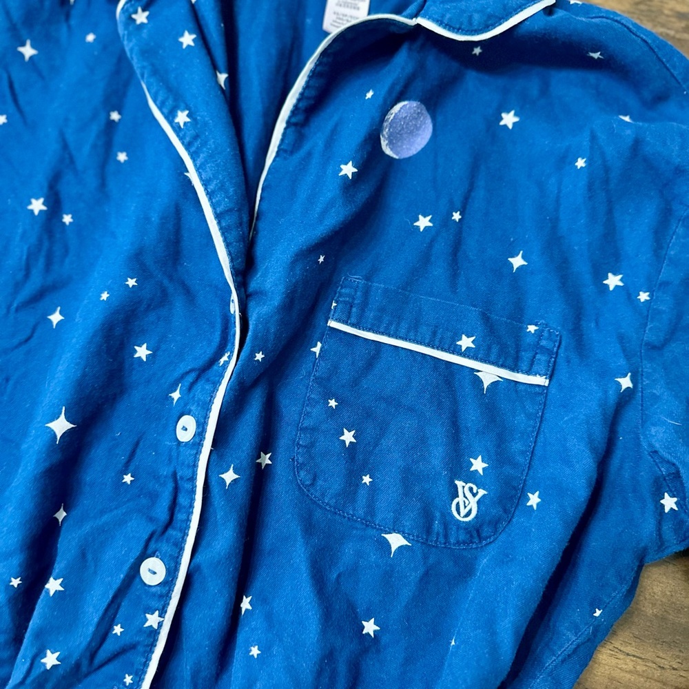 Victoria’s Secret Blue Star Print Pajama Top XS Button Up Long Sleeve Sleep Shir - Picture 2 of 3